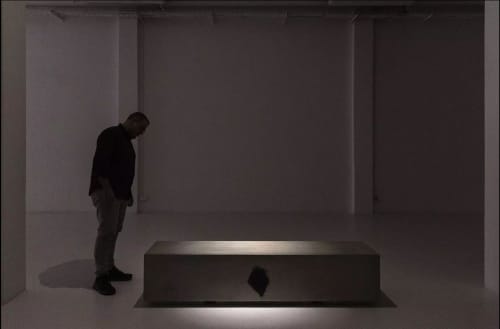 La instal·lació d'Eugenio Merino 'Banc públic' a la galeria ADN de Barcelona. CRISTINA CALDERER