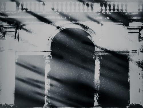 Nicolas Daubanes, La serlienne de loggia Balthus, d’après Diego Velázquez, 2024-2025, photogramme, papier argentique baryté mat révélé aux étincelles d’acier, 40 x 50 cm, collection de l’artiste. © Adagp, Paris 2025. Crédit photo : Nicolas Giganto