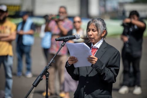 La artista Regina José Galindo personificó a Jose Rubén Zamora para pronunciar un discurso cargado de denuncias. Foto: Carlos Alonzo
