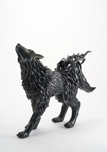 朧気(狼), 2022 陶 H63 × W24 × D80 cm H24.8 × W9.4 × D31.4 in. 秋永 邦洋