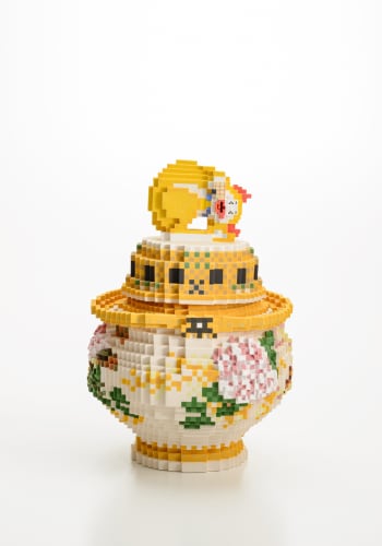 Low pixel CG「オマージュ (高浮彫牡丹二眠 黄猫覚醒大香炉)」, 2018 陶 H31 × W22 × D22 cm 増田 敏也