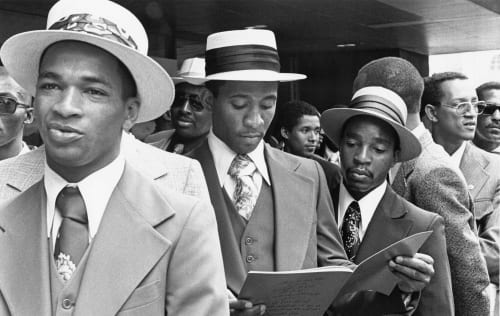 Chester Higgins, A queue of Stetson hats, Manhattan, 1985