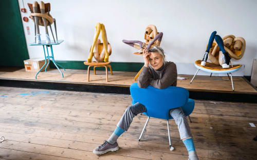 Sarah Lucas en Framlingham, Suffolk, Reino Unido, 2020. Fotografía por Julian Simmons. © Sarah Lucas, Sadie Coles HQ