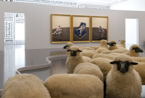 François-Xavier Lalanne, *Troupeau de moutons*, 1965/1979. Adagp, Paris, 2025 Francis Bacon, *Three Figures in a Room* [Trois personnages dans une pièce], [1964]. © The Estate of Francis Bacon /All rights reserved / Adagp, Paris and DACS, London 2025 Copyright : Photo : © Centre Pompidou-Metz / Marc Domage / 2025 / Exposition Dimanche sans fin