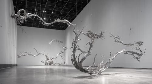 鄭路，《淋漓－沉默的敘述》，2019，不銹鋼、現場裝置、尺寸可變，曾展於寧夏銀川當代美術館