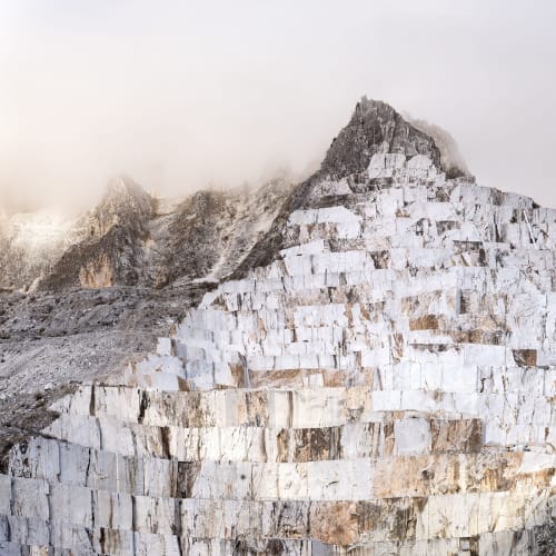 Antoine Gaussin Misty Cathedral, 2024 Photo imprimée sur papier rag, laminé sur aluminium anodisé - Encadrement bois blanc 150 x 150 cm (59 x 59 in) Édition de 10 exemplaires