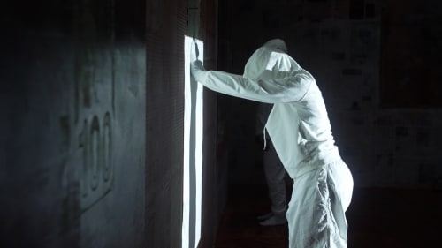 Mandy El-Sayegh, Talisman, 2024, Lawrie Shabibi, Dubai. Performers: Chelsea Gordon, Rei Co., Asmaâ Lahlou Mimi, Mazen Nehlawi and Anastasia Tassotti. Video still: John Gatapia, Seeing Things.