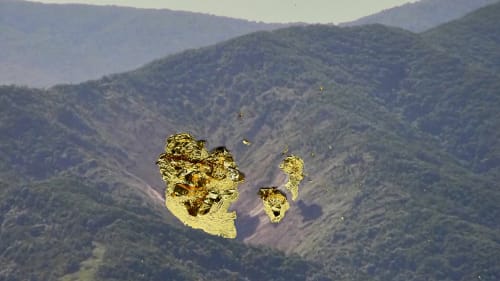 McLean Fahnestock, « Dominion”, 2024, Digital video and stop-motion with gold leaf, stereo sound, 1min 54 s. Video still (detail).