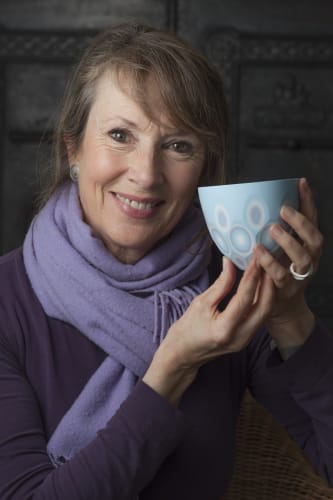 Sasha Wardell at work in her studio - Video courtesy of Layton Thompson and Ceramic Review