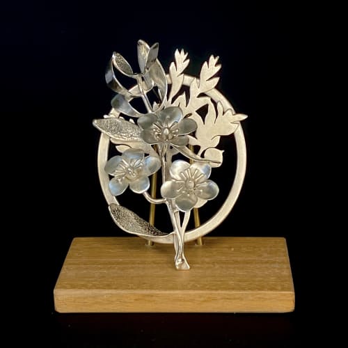 Sophie Carnell: Brooch, Mountain tea tree / Leptospermum grandiflorum