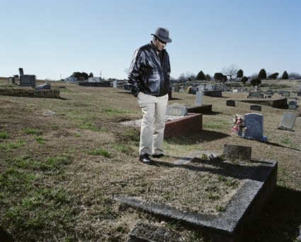 Chapter 1: CIMETIÈRE D’EDGEMONT. WEST ANNISTON, ALABAMA., 2012 © Mathieu Asselin / courtesy The Ravestijn Gallery