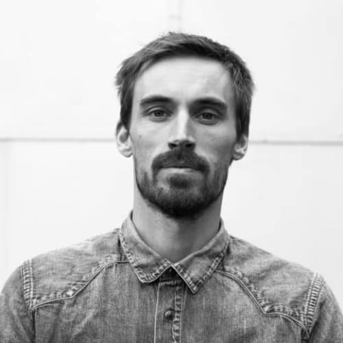 Portrait of the french contemporary minimal painter Olivier Renevret, represented by the UN-SAPCED gallery. Paintings, drawings.