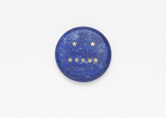 "Delayed Reactions - Nonplus", Brooch, 2018, Lapis Lazuli and 18ct Gold, ⌀ 56 mm. Photo by the artist