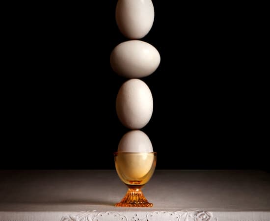 Miguel Vallinas, Cuatro huevos blancos en equilibrios, 2023