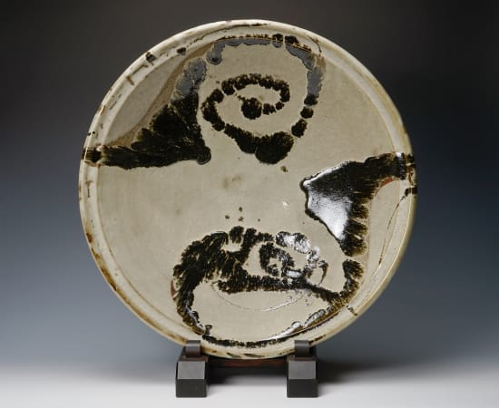 Hamada Shoji 濱田庄司, Large plate with abstract Umanome (Horse Eyes) design in black glaze