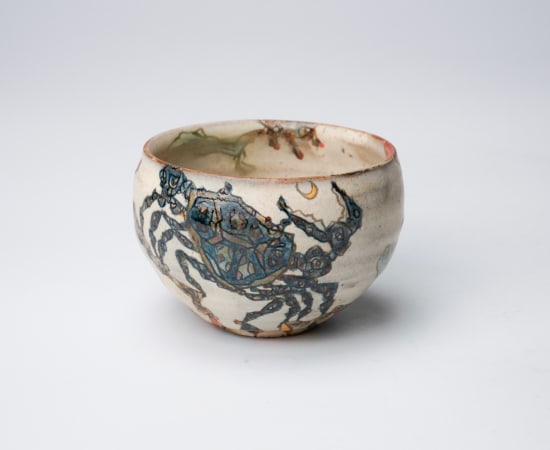 KOMAGO Tetsutarou 小孫哲太郎, No.13 Polychrome Guinomi with Carved Crab Designs 線彫蟹紋ぐい呑, 2023
