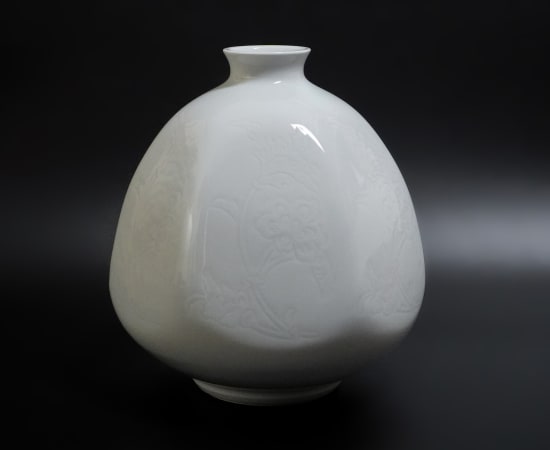 Inoue Manji 井上萬二, Faceted White Porcelain Jar with Incised Peony Motifs 白磁牡丹彫文面取