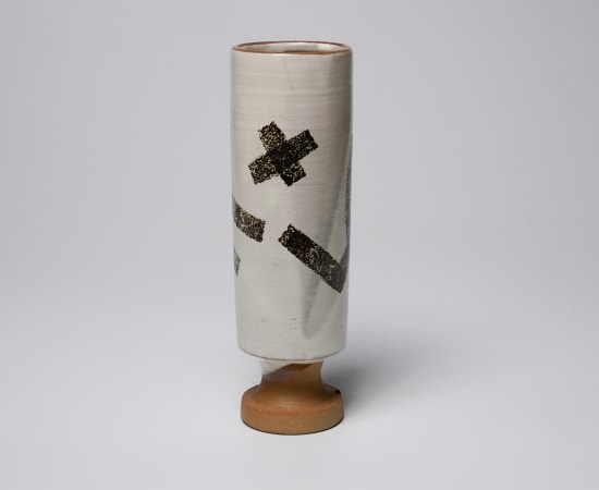 Suzuki Osamu 鈴木治, Tube flower vase with black wheel track 黒絵輪立 筒型花生, 1950-60