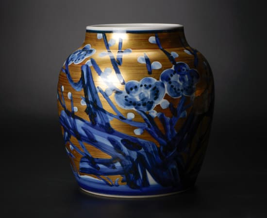 Kondo Yuzo 近藤悠三, Sometsuke jar with plum blossom motifs and gold overglaze, 1980