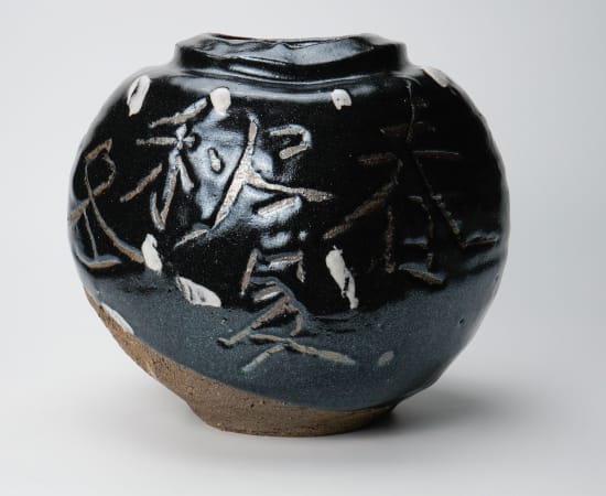 Shimizu Uichi 清水 卯一, Jar with finger-scraped calligraphic "Four seasons" design and gloss iron glaze, 1988's