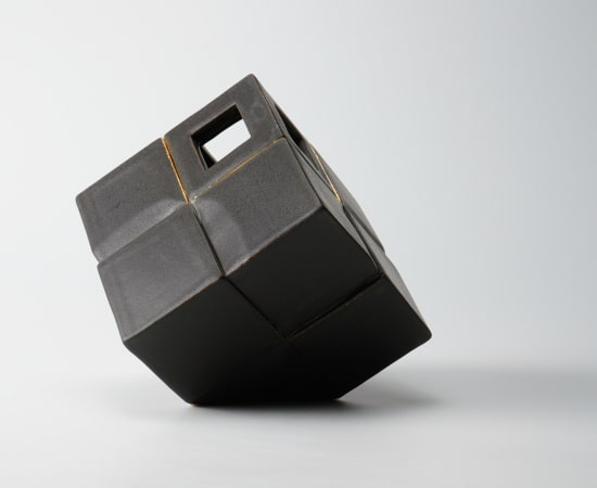 Kiyomizu Rokubei VIII 八代 清水六兵衛, Cube shaped incense burner with black glaze 黒釉刻線器