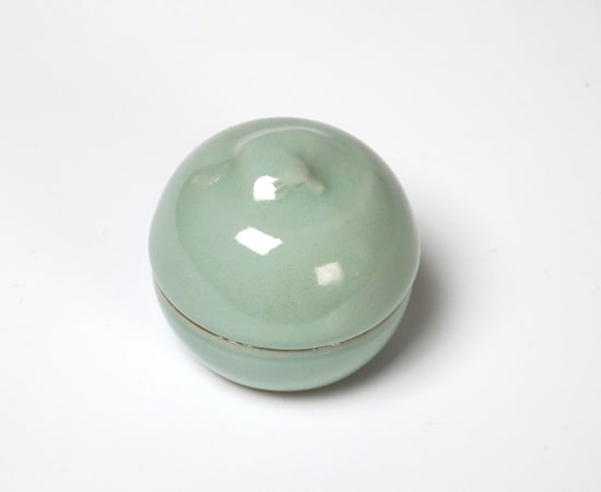 SUWA Sozan II 諏訪蘇山二代, Incense Container with Ox Motif 青磁牛香合
