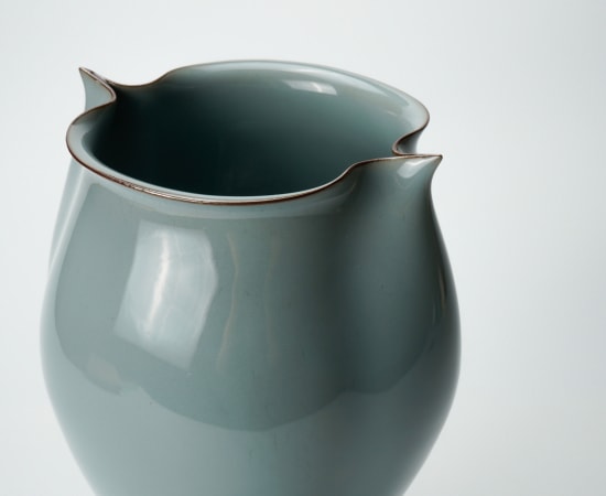Kawase Shinobu 川瀬 忍, Celadon jar “Jin-cho (penguin)” 人鳥, 1996