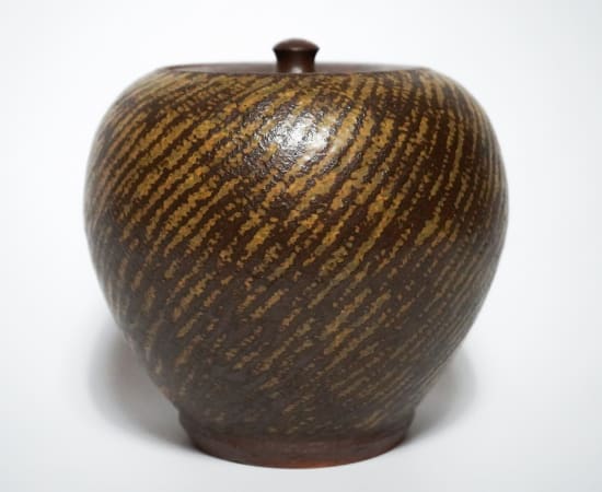 Shimaoka Tatsuzo 島岡達三, Amber glazed water jar on rope impressed inlay