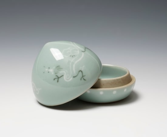 SUWA Sozan II 諏訪蘇山二代, Incense Container with Dragon Motif 青磁龍香合