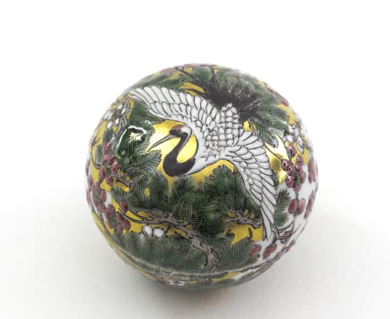 Ruri Takeuchi, 鶴亀と松竹梅の香合「千歳」（鶴）金継あり - Incense container with cranes-tortoises and pine-bamboo-plum blossoms with Kintsugi 'Chitose' (Crane) , 2019