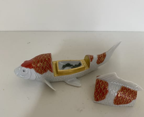 Ruri Takeuchi, 色絵香合 鯉, 2015