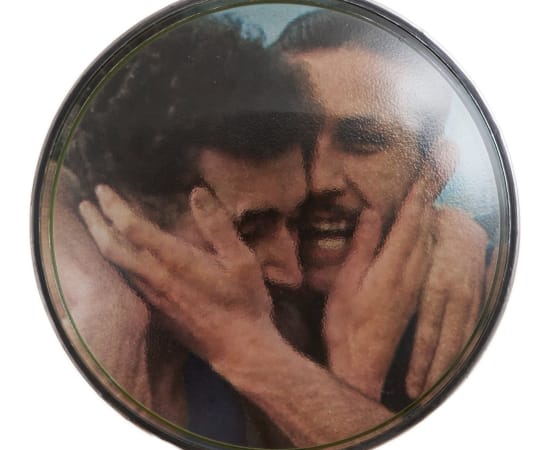 œuvre unique de l'artiste Thomas Mailender rerpésentant une photographie vintage de magazine montée sous un phare de voiture