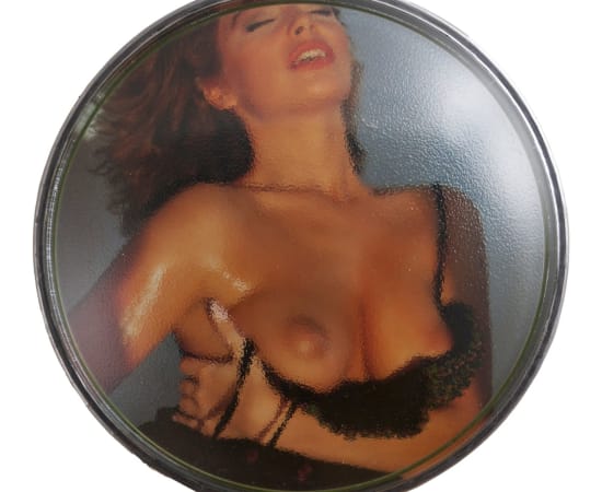 œuvre unique de l'artiste Thomas Mailender rerpésentant une photographie vintage de magazine montée sous un phare de voiture