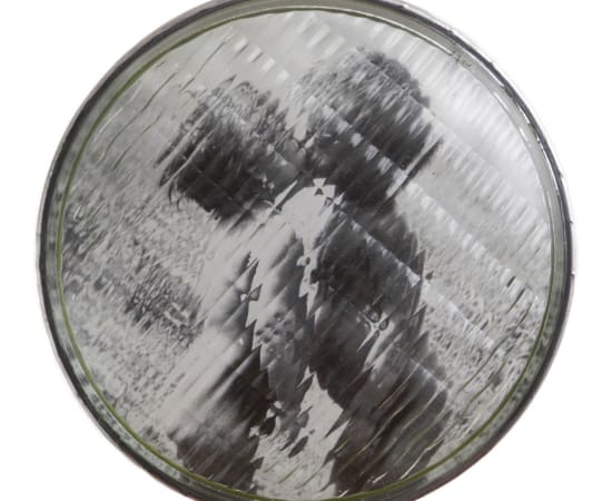 œuvre unique de l'artiste Thomas Mailender rerpésentant une photographie vintage de magazine montée sous un phare de voiture