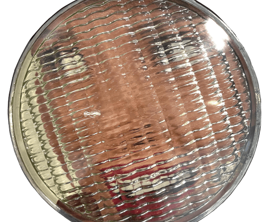 œuvre unique de l'artiste Thomas Mailaender représentant une photographie vintage de magazine montée sous un phare de voiture