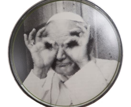 œuvre unique de l'artiste Thomas Mailender rerpésentant une photographie vintage de magazine montée sous un phare de voiture