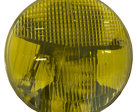 œuvre unique de l'artiste Thomas Mailender rerpésentant une photographie vintage de magazine montée sous un phare de voiture