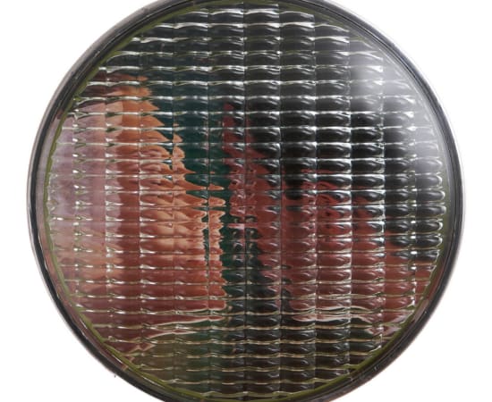 œuvre unique de l'artiste Thomas Mailender rerpésentant une photographie vintage de magazine montée sous un phare de voiture