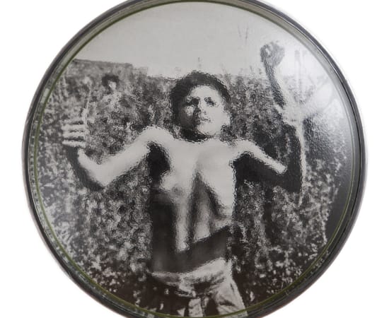 œuvre unique de l'artiste Thomas Mailender rerpésentant une photographie vintage de magazine montée sous un phare de voiture