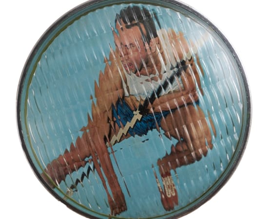 œuvre unique de l'artiste Thomas Mailender rerpésentant une photographie vintage de magazine montée sous un phare de voiture