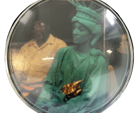 œuvre unique de l'artiste Thomas Mailender rerpésentant une photographie vintage de magazine montée sous un phare de voiture