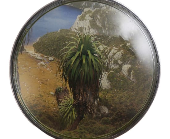 œuvre unique de l'artiste Thomas Mailender rerpésentant une photographie vintage de magazine montée sous un phare de voiture