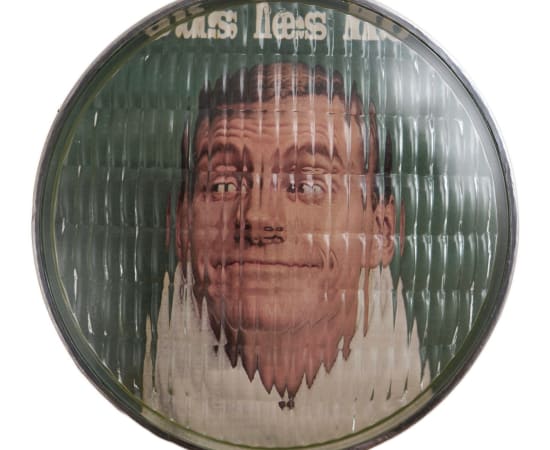 œuvre unique de l'artiste Thomas Mailender rerpésentant une photographie vintage de magazine montée sous un phare de voiture