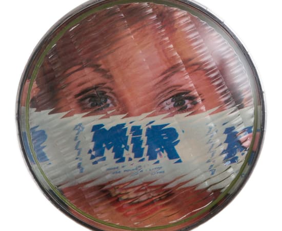 œuvre unique de l'artiste Thomas Mailender rerpésentant une photographie vintage de magazine montée sous un phare de voiture