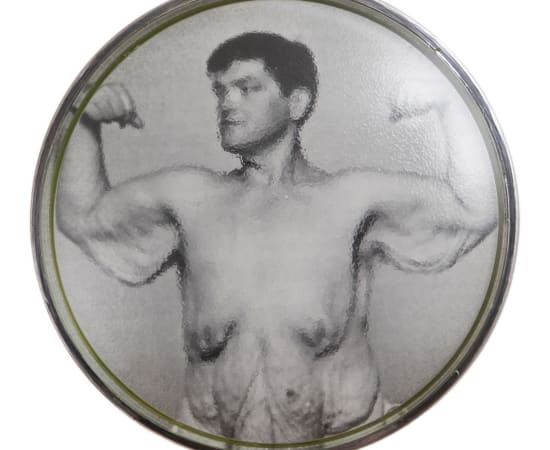 œuvre unique de l'artiste Thomas Mailender rerpésentant une photographie vintage de magazine montée sous un phare de voiture