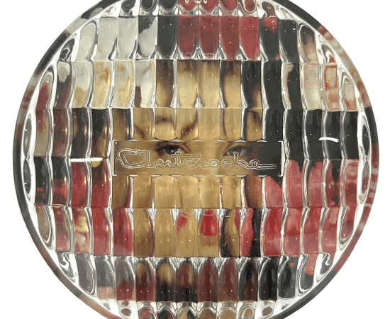 œuvre unique de l'artiste Thomas Mailaender représentant une photographie vintage de magazine montée sous un phare de voiture