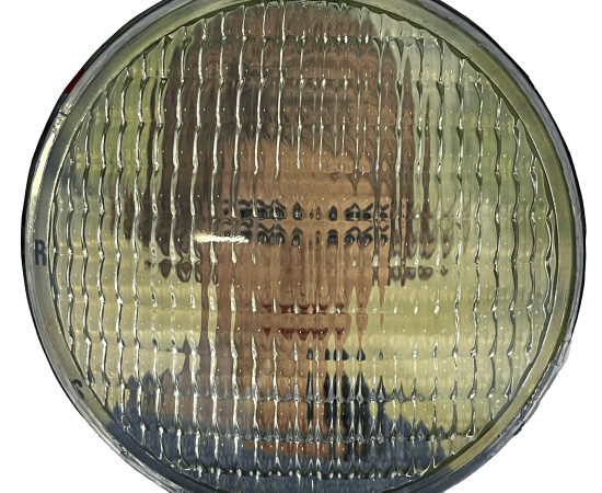 œuvre unique de l'artiste Thomas Mailaender représentant une photographie vintage de magazine montée sous un phare de voiture