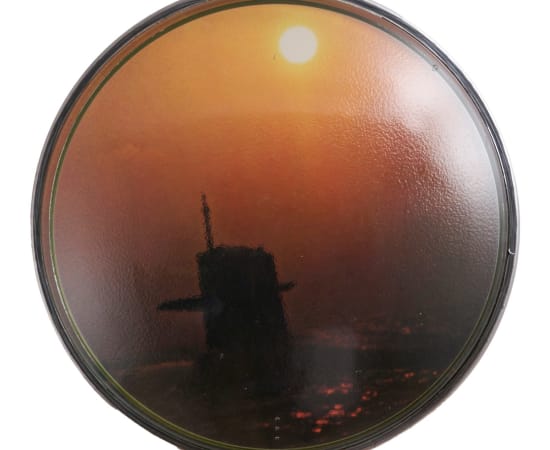 œuvre unique de l'artiste Thomas Mailender rerpésentant une photographie vintage de magazine montée sous un phare de voiture