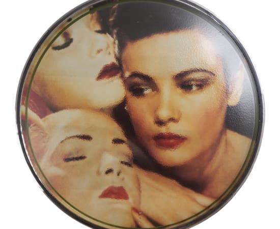 œuvre unique de l'artiste Thomas Mailender rerpésentant une photographie vintage de magazine montée sous un phare de voiture