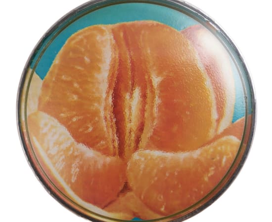 œuvre unique de l'artiste Thomas Mailender rerpésentant une photographie vintage de magazine montée sous un phare de voiture